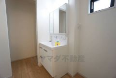 三面鏡つき洗面台。収納も一体型になっているので、ドライヤーやヘアアイロンの置き場に困りませんね。