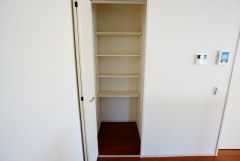 同仕様写真。キッチン横パントリー収納。食器やキッチン用品、食料品の保存に便利です＾＾高さのある物もスッキリ収納できます＾＾