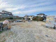 駐車スペースはゆとりある3台分を確保。マイカー用に、お客さま用に、余裕を持ってご利用いただけます。