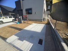 駐車スペースはゆとりある3台分を確保。マイカー用に、お客さま用に、余裕を持ってご利用いただけます^^