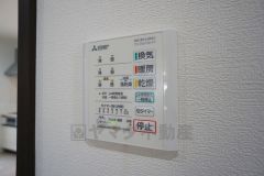 浴室暖房乾燥機には、暖房、乾燥、涼風、換気の4つの機能が付いています。タイマー付きです。