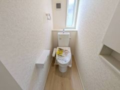 温水洗浄機付トイレです。節水機能もあるので、安心して使えますね。