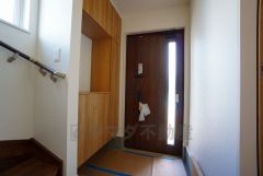 採光も考えられた明るい玄関です。自動で閉まるタッチキーとTVインターホンが装備されているので、セキュリティーも安心。