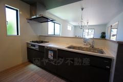 対面式カウンターキッチンからはお子様の様子が見守れます。ダイニングへの配膳や調理の時便利なカウンター付き。