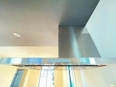 調理により発生する油煙や臭いを吸い込み、屋外へ排気してくれます。