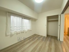 住む人のこだわりを活かす洋室＾＾日当たりがよく、寝室としての利用もおすすめ。広めのクローゼットもあり荷物もすっきり片付けれ、ゆとりのある暮らしが出来ます＾＾