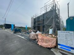前面道路は公道東側約6ｍ。幅広いため、車の離合や駐車がスムーズです＾＾大型車の通行がなく、騒音や振動が少ないので静かで快適な生活を送れます。