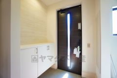 たっぷり収納できるシューズボックスです。家族全員の靴がきれいに整頓できます。棚の上にお花や写真を飾っても良いですね。