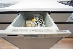 家事の時間が短縮できる食器洗浄乾燥機付。後片付けもラクラクです。 食器を洗う手間が減るので家族とのコミュニケーションの時間や自分の時間が増えますね。