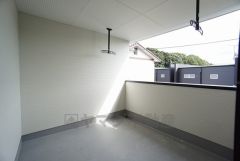 お洗濯物を干すスペースとしても十分な広さがあります。  お天気の良い日はお洗濯物がよく乾きそうな日当たり良好のバルコニー