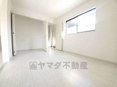 全居室にはたっぷり収納できる大型クローゼットを設置しています。窓には断熱性・保温性にすぐれ、省エネ効果のあるペアガラスを採用。冬には結露を防止します。