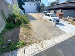 駐車スペースはゆとりある2台分を確保。マイカー用に、お客さま用に、余裕を持ってご利用いただけます。