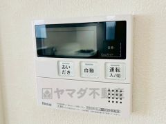 給湯器リモコンはキッチン横からボタンひとつで操作が楽々。通話ボタン付きでお子様とも会話ができて安心です。