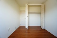 同仕様写真。木目調のシンプルデザインで落ち着きと安らぎの空間に仕上げています。各部屋に収納が完備されているので、お荷物が多くなっても安心の設計です。