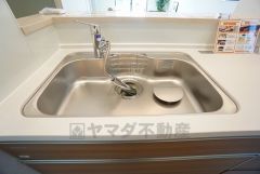 広々とした凸型シンクに洗剤ポケットを標準装備。大きなお鍋など洗いやすいです。洗剤や石鹸、スポンジもすっきりできる収納付き。