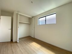 住む人のこだわりを活かす洋室＾＾日当たりがよく、寝室としての利用もおすすめ。広めのクローゼットもあり荷物もすっきり片付けれ、ゆとりのある暮らしが出来ます＾＾