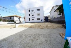 道幅が広く、車通勤の方や買い物などでの車の出し入れも楽々できて嬉しいですね。