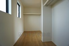 ハンガーパイプ付で散らかりがちな洋服類もきれいに整理できます。使用頻度が少ないものは枕棚の上に、足元には3段ボックスを置いて、フル活用できるクローゼットです＾＾