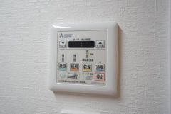 浴室暖房乾燥機には、暖房、乾燥、涼風、換気の4つの機能が付いています。タイマー付きです。 花粉や雨対策で室内干しする際に重宝しますね＾＾