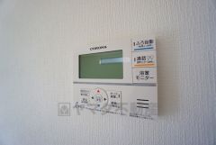 キッチン横からお湯張り、追い炊き、足し湯がボタン一つで楽々操作できる給湯機リモコンです＾＾忙しい夕飯の準備の時間帯に重宝しますね。