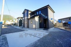 前面道路は公道北東側約4ｍ。車の通行が少なく小さなお子様がいるご家庭でも安心して過ごせます＾＾