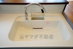 同仕様写真。広々とした凸型シンクに洗剤ポケットを標準装備。大きなお鍋など洗いやすいです。洗剤や石鹸、スポンジもすっきりできる収納付き。