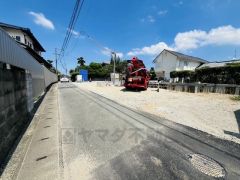 前面道路は公道南西側3.4ｍ。 大型車などの通行が無く小さなお子様がいるご家庭でも安心です＾＾