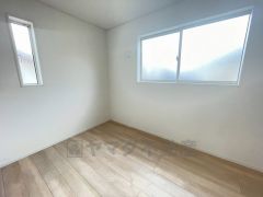 2面採光を確保した明るい室内は、風通しも良く、大変居心地の良い空間となっております。爽やかな風を感じて起きる朝は、快適生活の始まりに。