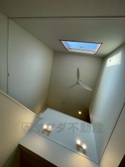 シーリングファン付きのリビングです。堀上天井に装着されており素敵な空間です。エアコンの効き具合も良く、電気代も節約できて嬉しいですね＾＾