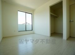 同仕様写真。主寝室としても利用できる約8帖の洋室は南西側にバルコニーがあり、日当たり良好です。温かい光の差し込むゆとりのある居室をぜひ現地にてご確認くださいませ。