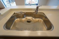 広々とした凸型シンクに洗剤ポケットを標準装備。大きなお鍋など洗いやすいです。洗剤や石鹸、スポンジもすっきりできる収納付き。