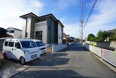 カースペースは並列2台。 スムーズに駐車でき、ご夫婦で1台ずつ所有出来ます＾＾