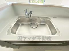 調理により発生する油煙や臭いを吸い込み、屋外へ排気してくれます。