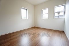 同仕様写真。2面採光を確保した明るい室内は、風通しも良く、大変居心地の良い空間となっております。爽やかな風を感じて起きる朝は、快適生活の始まりに。