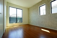 同仕様写真。2面採光を確保した明るい室内は、風通しも良く、大変居心地の良い空間となっております。爽やかな風を感じて起きる朝は、快適生活の始まりに。