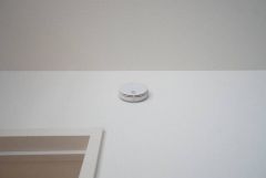 火災による煙や熱を感知して、警報音やブザー等で火災の発生を知らせてくれる火災警報器。