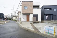 前面道路含む現地外観写真。