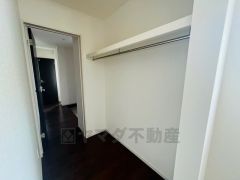 洗面室にはウォークインクローゼット完備。