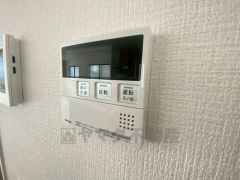 キッチン横からお湯張り、追い炊き、足し湯がボタン一つで楽々操作できる給湯機リモコンです＾＾忙しい夕飯の準備の時間帯に重宝しますね。