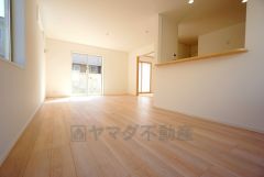 同仕様写真。家族が集まる開放的なリビング。約17帖の大空間で毎日のお食事が楽しみです＾＾思い思いの時間を過ごしたり、家族みんなで食事をしたり、素敵な団らんの場になりますね。