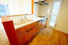 対面式カウンターキッチンでお子様の様子が見守れます。カウンタートップは耐熱性に優れており、日ごろのお掃除もふき取るだけでＯＫ。ステンレスシンクも簡単にお掃除できますよ。