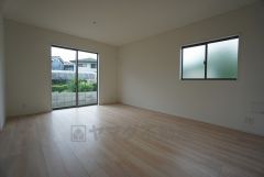 大きな窓のあるリビングは、陽光あふれる明るい空間です。居心地良く、ご家族皆がゆったり寛げる憩いの空間となりそうです。