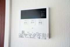 キッチン横からお湯張り、追い炊き、足し湯がボタン一つで楽々操作できる給湯機リモコンです＾＾忙しい夕飯の準備の時間帯に重宝しますね。