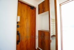 たっぷり収納できるシューズボックスです。家族全員の靴がきれいに整頓できます。棚の上にお花や写真を飾っても良いですね。