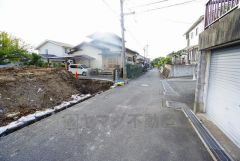 前面道路は交通量が少なく、小さなお子様がいるご家庭も安心です＾＾ カースペースは停めやすい並列駐車4台付き。