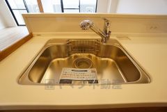 広々とした凸型シンクに洗剤ポケットを標準装備。大きなお鍋など洗いやすいです。洗剤や石鹸、スポンジもすっきりできる収納付き。