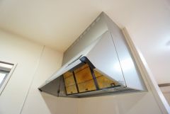 調理により発生する油煙や臭いを吸い込み、屋外へ排気してくれます。