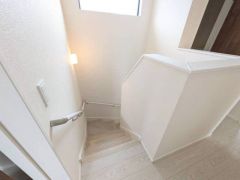 採光も十分に計算された、手摺付き階段部分です。勾配も緩やかに設計されており、安全性も重視。