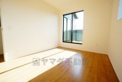 明るい洋室です。ナチュラル色のフローリングで開放的な優しい雰囲気になっています＾＾ベッドや机、ＴＶを置いてもゆとりのある広さです。