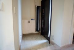 たっぷり収納できるシューズボックスです。家族全員の靴がきれいに整頓できます。棚の上にお花や写真を飾っても良いですね。